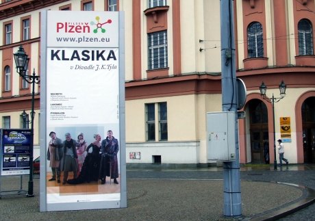 FOTO: Kampaň Klasika v Divadle J. K. Tyla, pěší zóna u hlavní pošty v Solní ulici (2012)