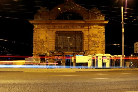 FOTO: Budova star&eacute;ho n&aacute;draž&iacute; Plzeň Jižn&iacute; Předměst&iacute; (Moving Station)