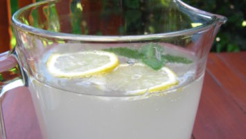 Zázvorová limonáda s citronem a mátou