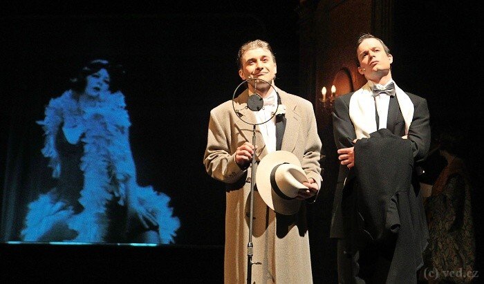 FOTO: VČD, Zpívání v dešti