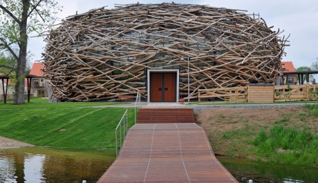 Objekt j&iacute;zd&aacute;rny byl citlivě zasazen do krajiny Zdroj: Farma Čap&iacute; hn&iacute;zdo
