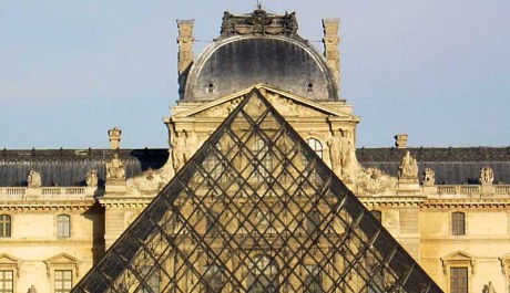 FOTO: Louvre se skleněnou pyramidou