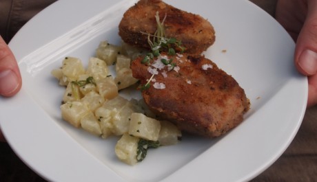 FOTO: Smažený plátek hovězího jazyka na kedlubnovém ragú s čerstvou rukolou.