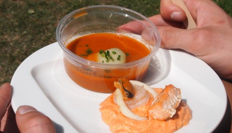 FOTO: Domácí rybí bouillabaisse s mořskými plody a omáčkou rouille z restaurace Chateau St. Havel