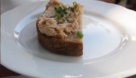 FOTO: Domácí kmínový chlebíček se škvarkovou pomazánkou s jalapeňos