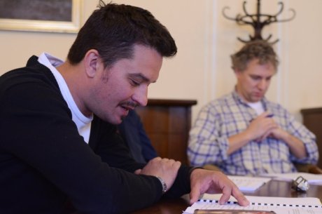 FOTO: Kryštof Rímský a Bronislav Kotiš při první čtené zkoušce komedie V nouzi poznáš přítele (Divadelní léto, 2012)