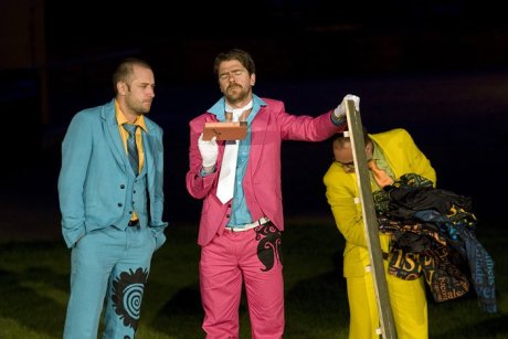 FOTO: Michal Štěrba, Viktor Limr a Antonín Procházka ml. v Shakespearově komedii Marná lásky snaha (Divadelní léto, 2011)