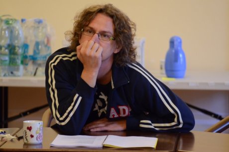 FOTO: Režisér Vilém Dubnička na první čtené zkoušce komedie V nouzi po znáš přítele (Divadelní léto, 2012)