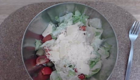 Zeleninový salát s tuňákem a olivami