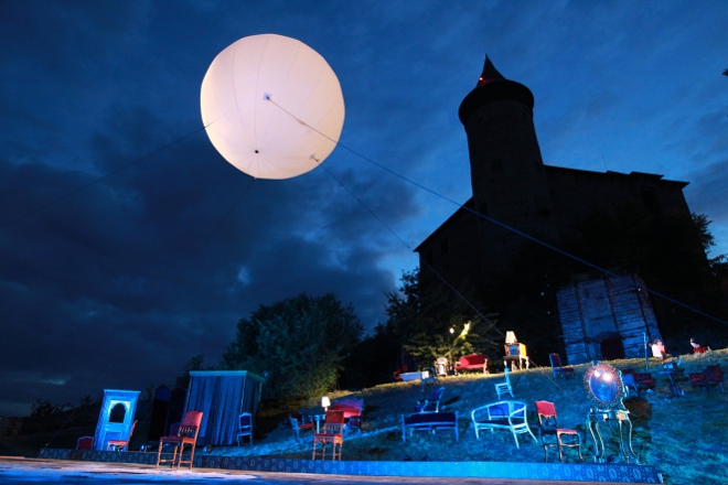 Scéna Snu noci svatojánské na Kunětické hoře