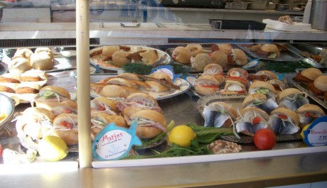 FOTO: Tradiční pokrm. Rybí hamburger neboli Fischbrötschen. Zdroj: Archiv Moniky Bukáčkové