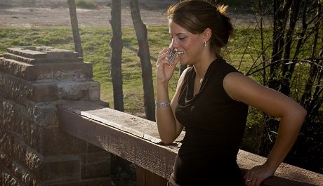 FOTO: Telefonuj&iacute;c&iacute; d&iacute;vka