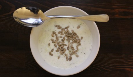 Tzaziki: jemn&yacute; pokrm s okurkou a jogurtem