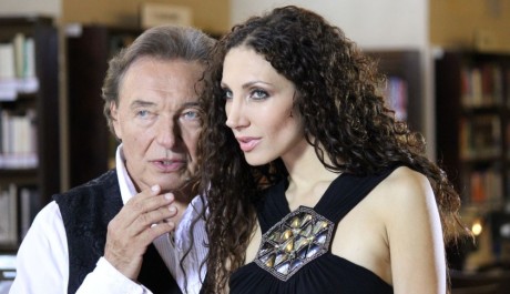FOTO: Lounová a Karel Gott při natáčení videoklipu v Klementinu