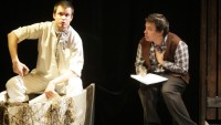 FOTO: Jan Musil a Petr Borovec ve hře Mrzák Inishmaanský.