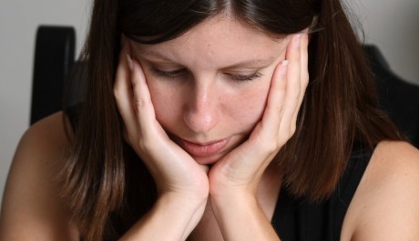 FOTO: Studentka s tváří v dlaních