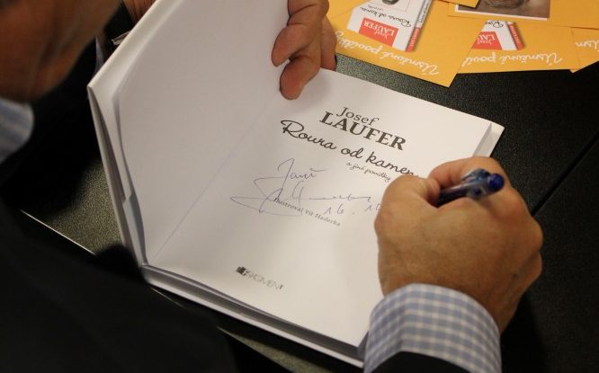 Herec Josef Laufer napsal povídkovou knihu: Je to ode mě ...