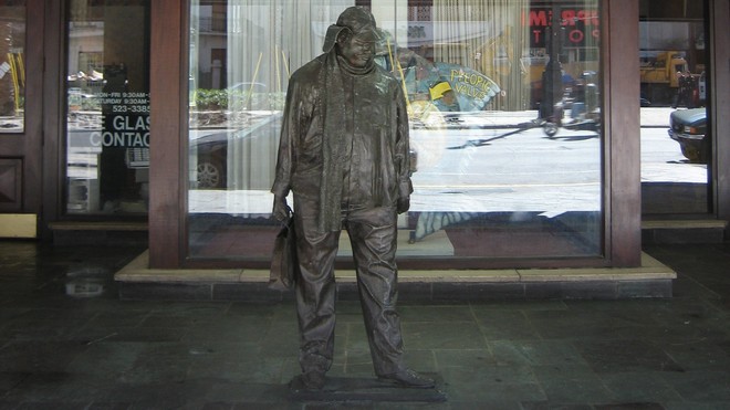 FOTO: Socha literární postavy Ignácia ze Spolčení hlupců