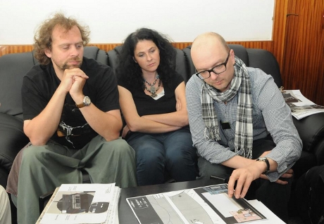 FOTO: Inscenátorský tým nad návrhy scény k Feydeauově komedii Taková ženská na krku (DJKT, 2012)