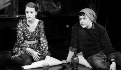 FOTO: Anna Stropnická a Petr Borovec v Podoba věcí Café Teatr Černá Labuť. 