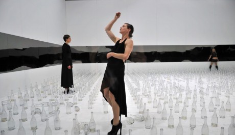 FOTO: Hořké slzy Petry von Kant, Residenztheater, Mnichov, Pražský divadelní festival německého jazyka