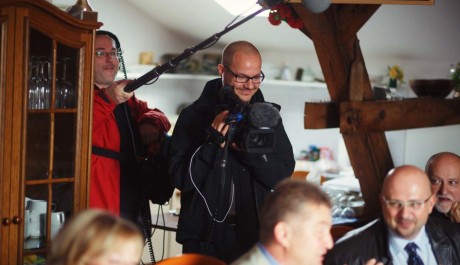 FOTO: Režis&eacute;r Tom&aacute;&scaron; Kudrna (vpravo s kamerou) a zvukař Daniel Němec