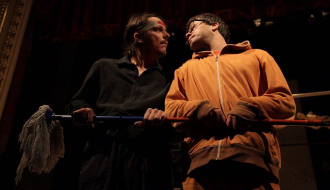 FOTO: Michal Malátný a Tomáš Petřík v inscenaci Chvála bláznovství