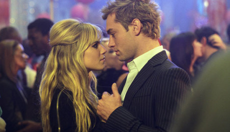 FOTO: Jude Law a Sienna Miller ve filmu Zlatíčko