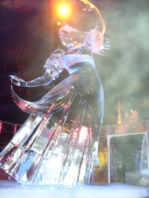 "Ledová víla na zimním festivalu v Bruggách"