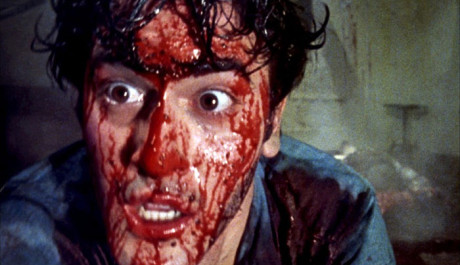 Bruce Cambell v The Evil dead řádí. Zdroj: Bonton