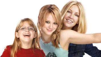 FOTO: Pan Božský - Heather Locklear a Hillary Duff