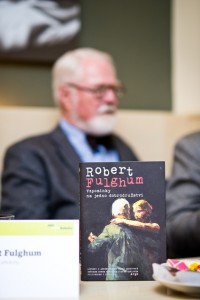 FOTO: Nejnovější kniha Roberta Fulghuma "Vzpomínky na jedno dobrodružství"