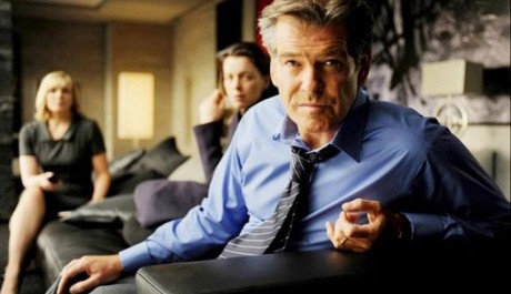 FOTO: Kim Cattrall, Olivia Williams a Pierce Brosnan ve filmu Muž ve stínu