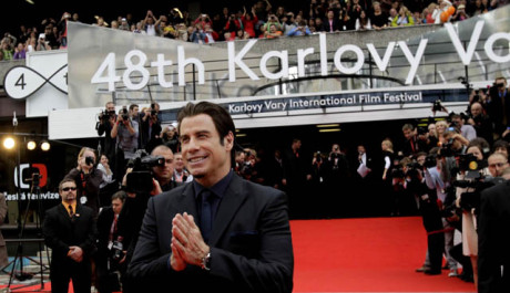 John Travolta před hotelem Thermal v Karlových Varech. Zdroj: Film Servis Festival Karlovy Vary