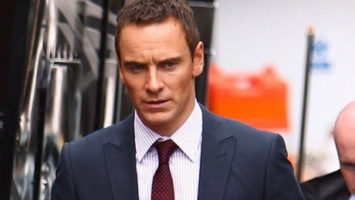 FOTO: Konzultant - Michael Fassbender - CinemArt