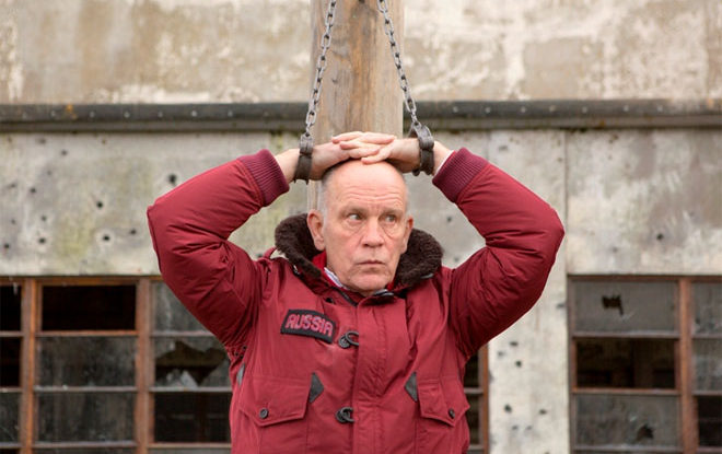FOTO: John Malkovich v RED 2