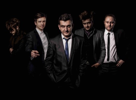 The Prostitutes uprostřed se zpěvákem Adrianem T. Bellem | Zdroj: Go Photography