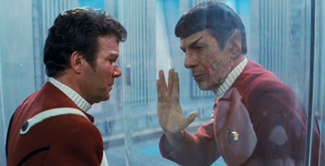 Leonard Nimoy, jako Spock ze Star Trek: Khanův hněv společně s Williamem Shatnerem jako kapitánem Kirkem. Zdroj: Paramount Pictures