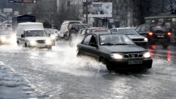 deste_povodne_Ukrajina_Odesa_doprava_automobil