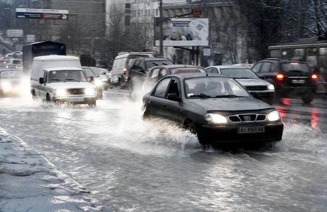 deste_povodne_Ukrajina_Odesa_doprava_automobil