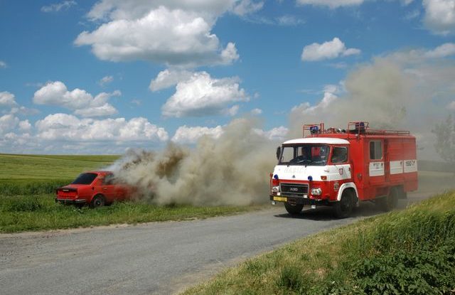 Hasiči zasahovali u hořícího auta