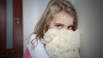 smutna_holcicka_s_medvidkem_dite_deti_pedofilie_obtezovani_zneuzivani