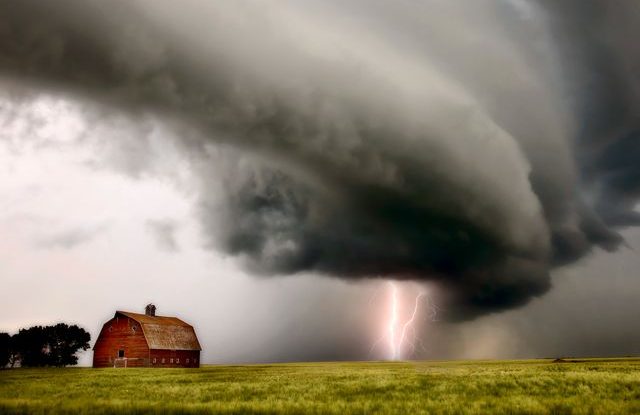 boure_tornado_blesk