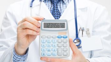 doktor_lekar_regulacni_poplatky_zdravotnictvi_kalkulacka