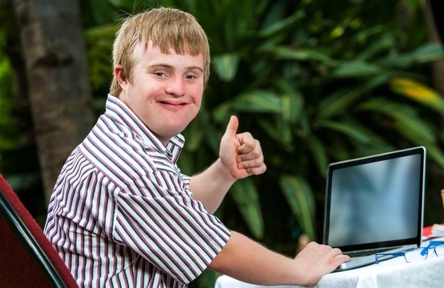mentalne_postizeny_mladik_na_voziku_handicap_zdravotnictvi