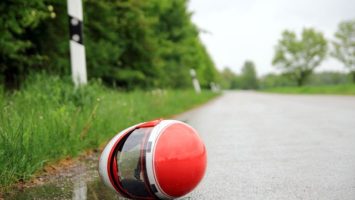motorkarska_helma_na_silnici_autonehoda_dopravni_nehoda