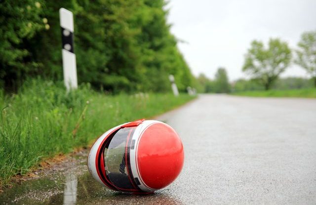 motorkarska_helma_na_silnici_autonehoda_dopravni_nehoda