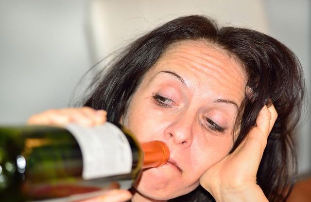 opila_zena_alkohol