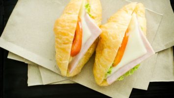 rohlik_croissant_s_rajcetem