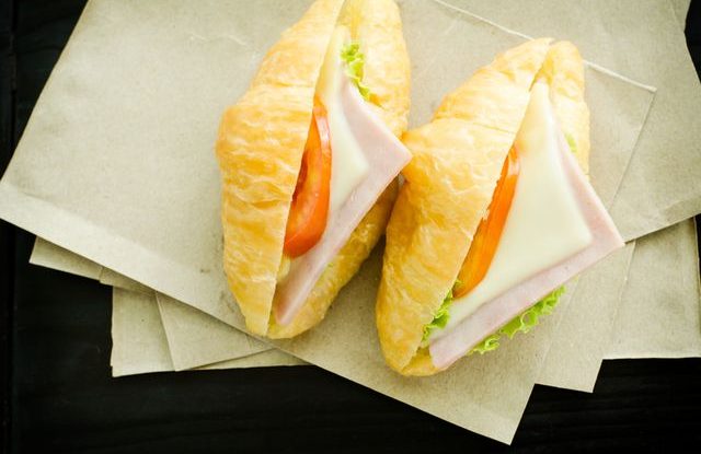 rohlik_croissant_s_rajcetem
